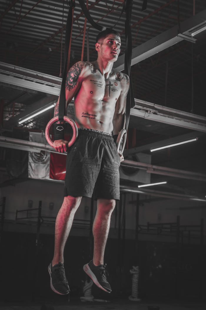 portfolio-05 Athlete performing strength training on rings indoors in Ciudad Juárez gym.